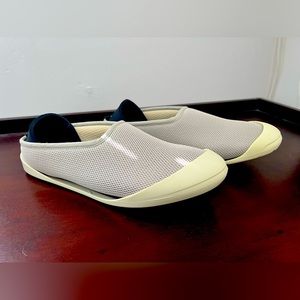 Mahaibs Indoor/Outdoor Slipper. Size 10. Never worn.